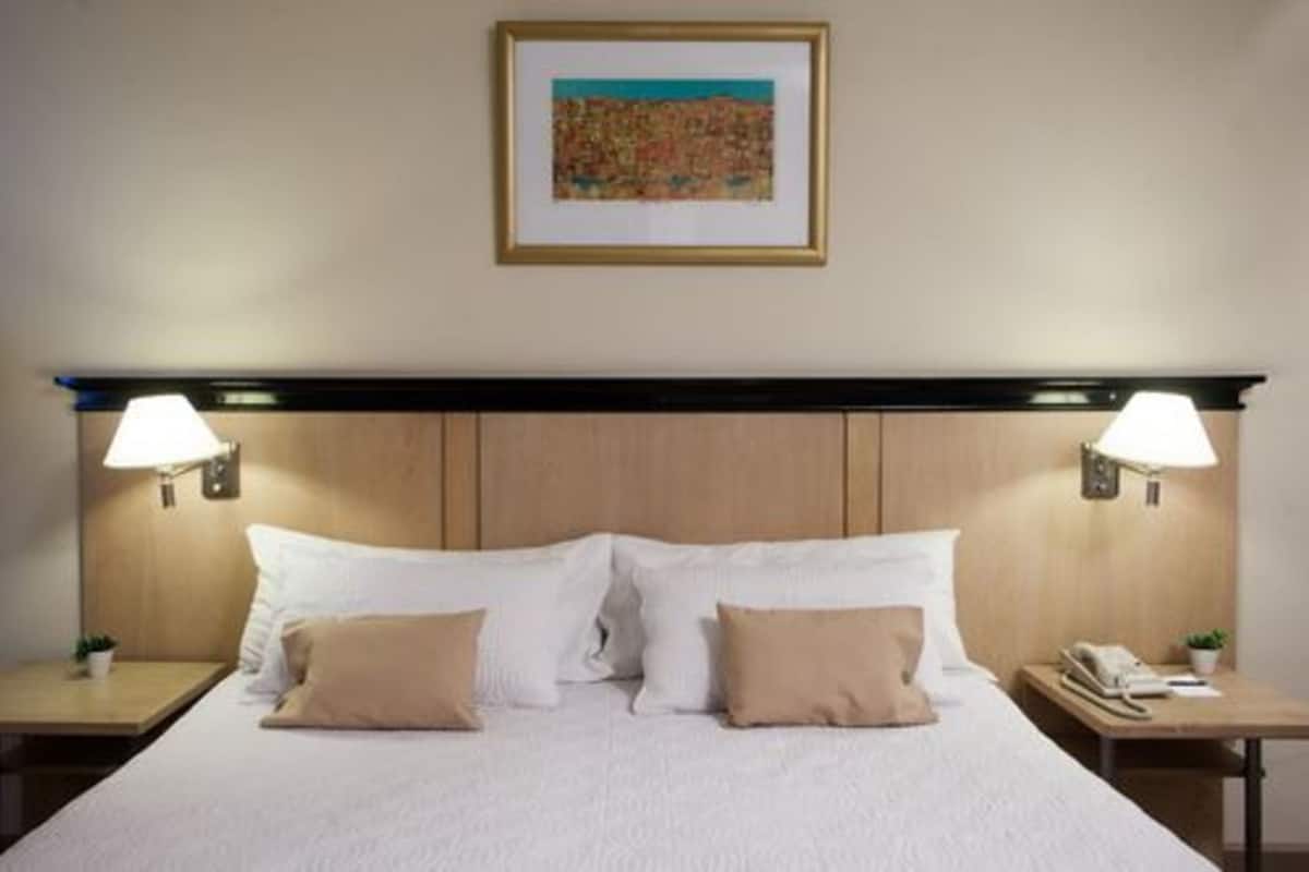 Premium bedding, down duvets, minibar, in-room safe