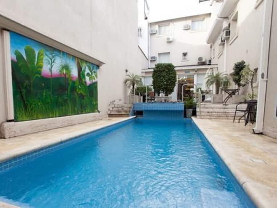 Piscina externa, funciona das meio-dia às 18h, espreguiçadeiras