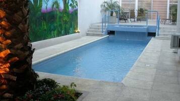Piscine extérieure, chaises longues