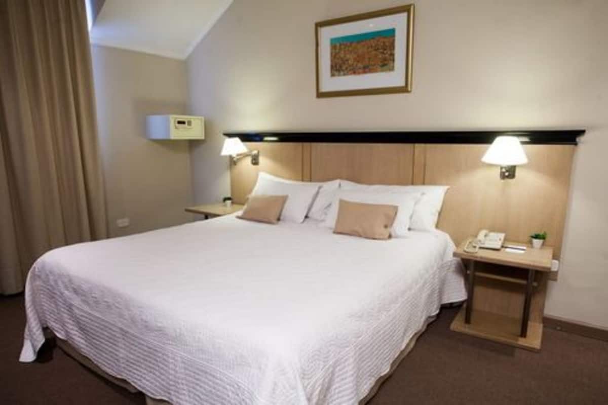Premium bedding, down duvets, minibar, in-room safe