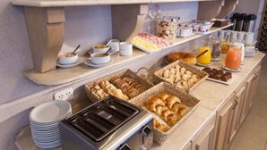 A breakfast buffet with various food items and beverages. - Argentino Hotel (Mendoza)