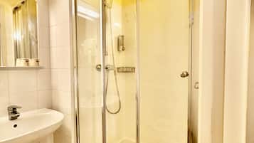 Chambre avec lits jumeaux | Bathroom | Shower, hydromassage showerhead, towels