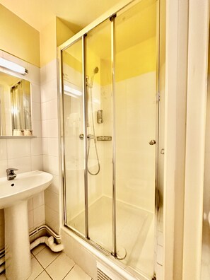 Chambre avec lits jumeaux | Bathroom