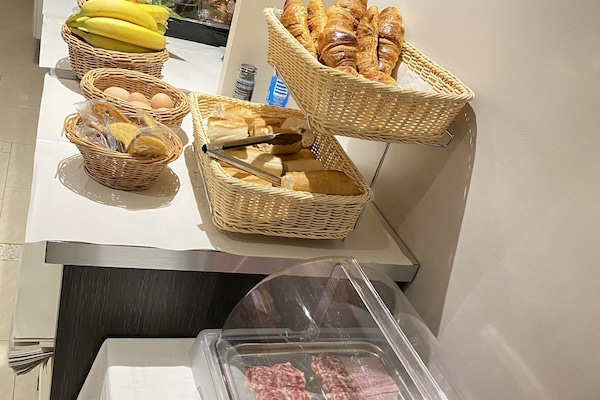 Daily continental breakfast (EUR 15 per person)