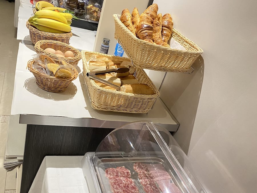 Daily continental breakfast (EUR 15 per person)