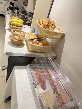 Daily continental breakfast (EUR 15 per person)