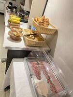 Café da manhã continental todos os dias (EUR 15 por pessoa) 