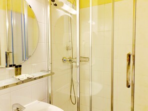 Chambre avec lits jumeaux | Baño | Regadera, regadera con hidromasaje, toallas 