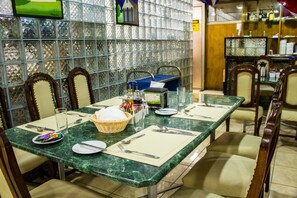 Breakfast, lunch, dinner served; local cuisine  - Hotel Windsor Suites (Santiago)
