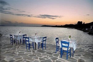 Breakfast, lunch, dinner served; international cuisine