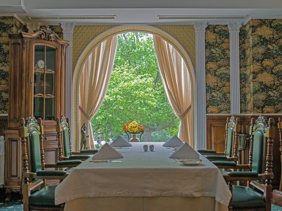 Breakfast, lunch, dinner served; international cuisine