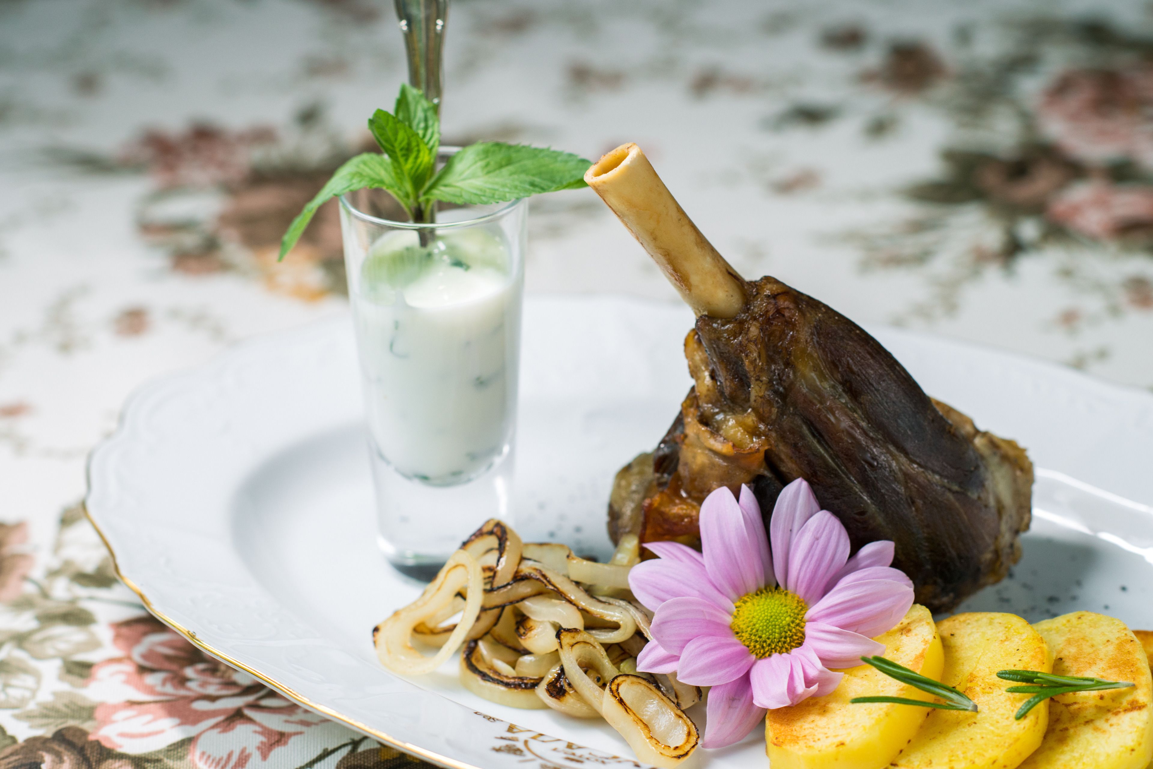 breakfast, lunch, dinner served; international cuisine