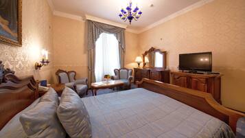 Hypo-allergenic bedding, minibar, in-room safe, blackout curtains