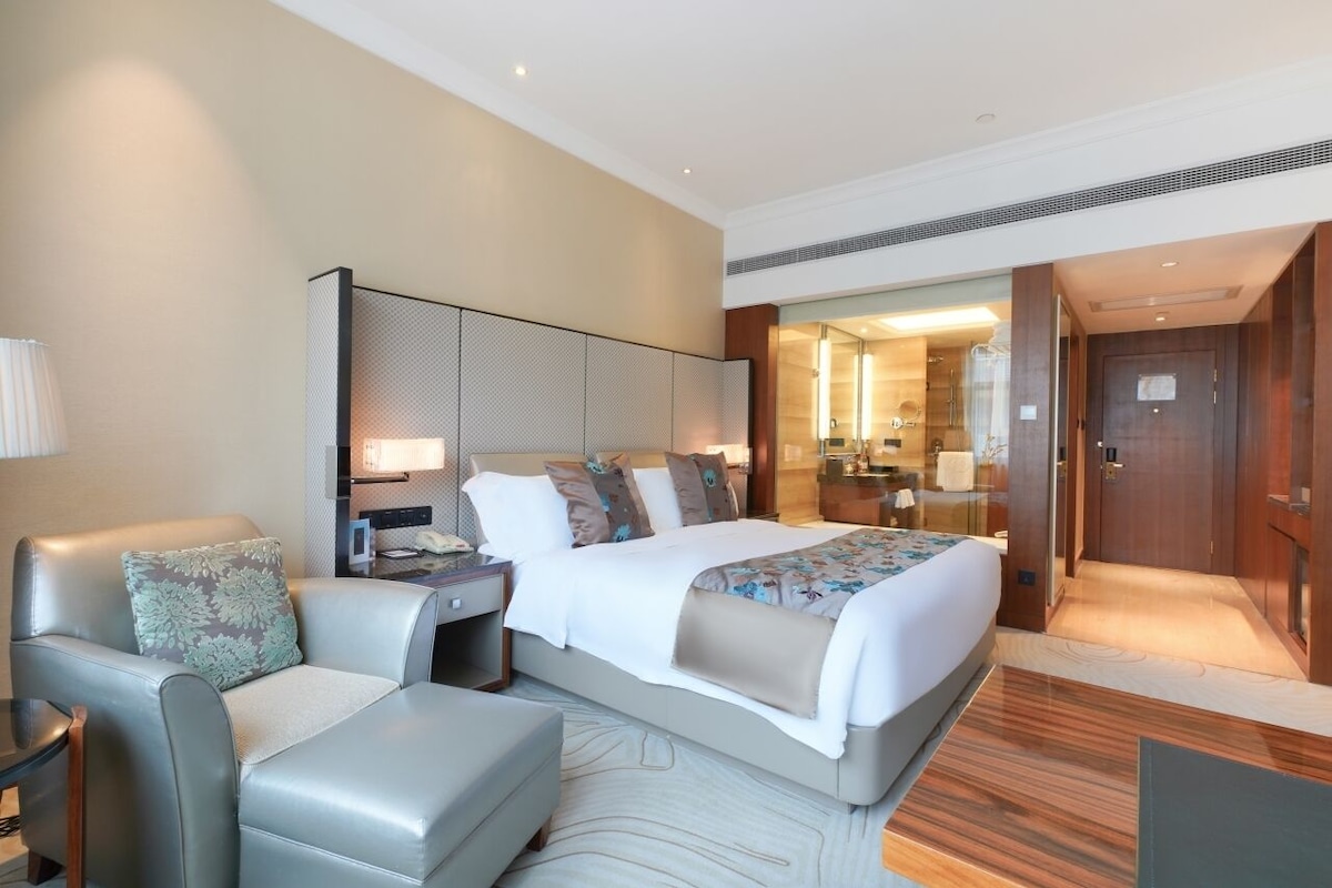 Luxe kamer, 1 kingsize bed, toegang tot de clublounge | 1 slaapkamer, luxe beddengoed, donsdekens, een minibar