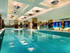 Kolam renang indoor, dengan pengawal renang di properti