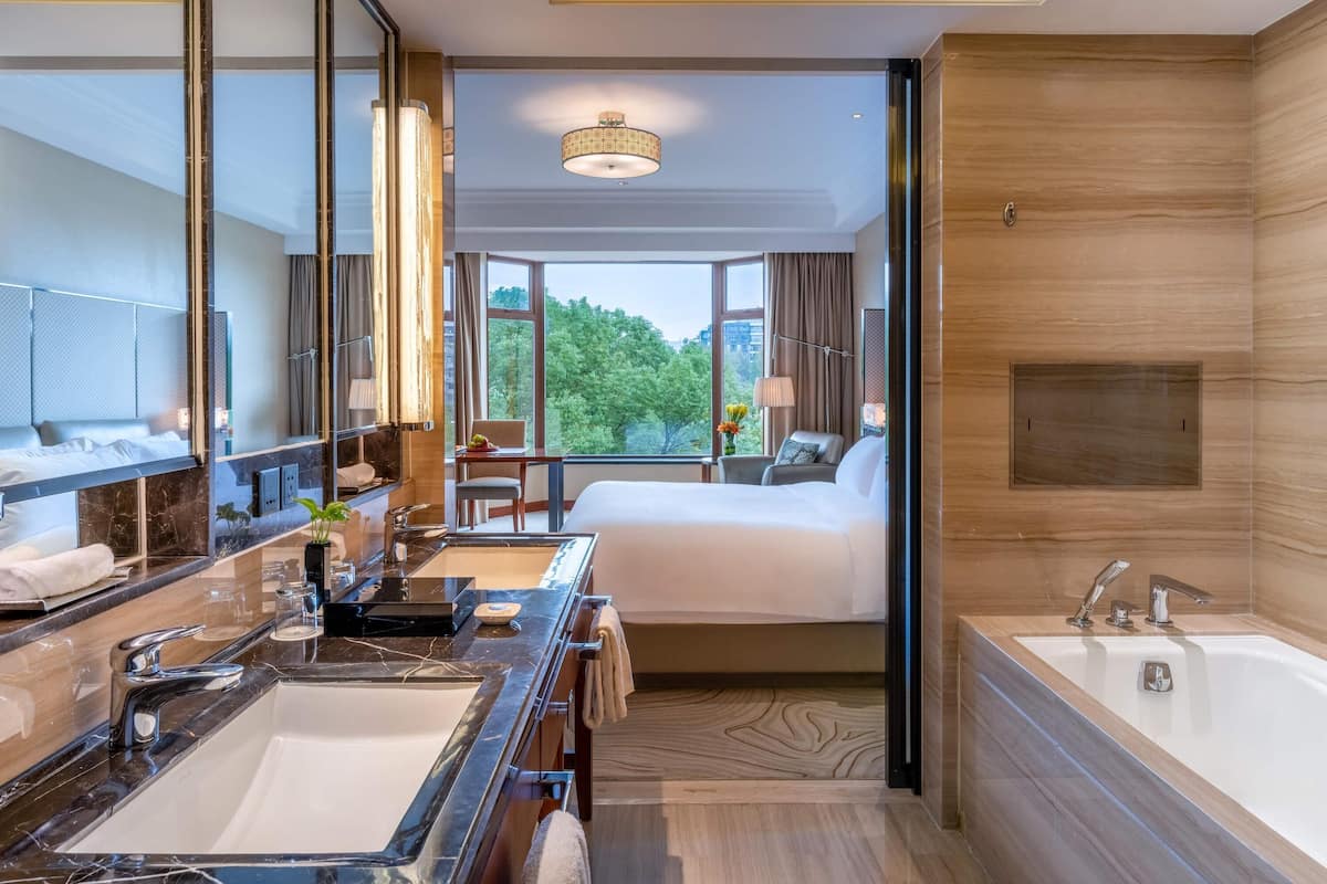 Chambre Luxe, 1 très grand lit, vue ville