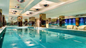 Piscina coberta i socorristes a les instal·lacions