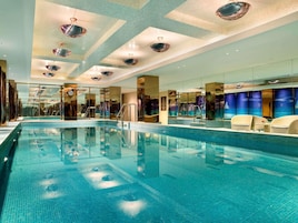 Una piscina techada, guardavidas en la propiedad