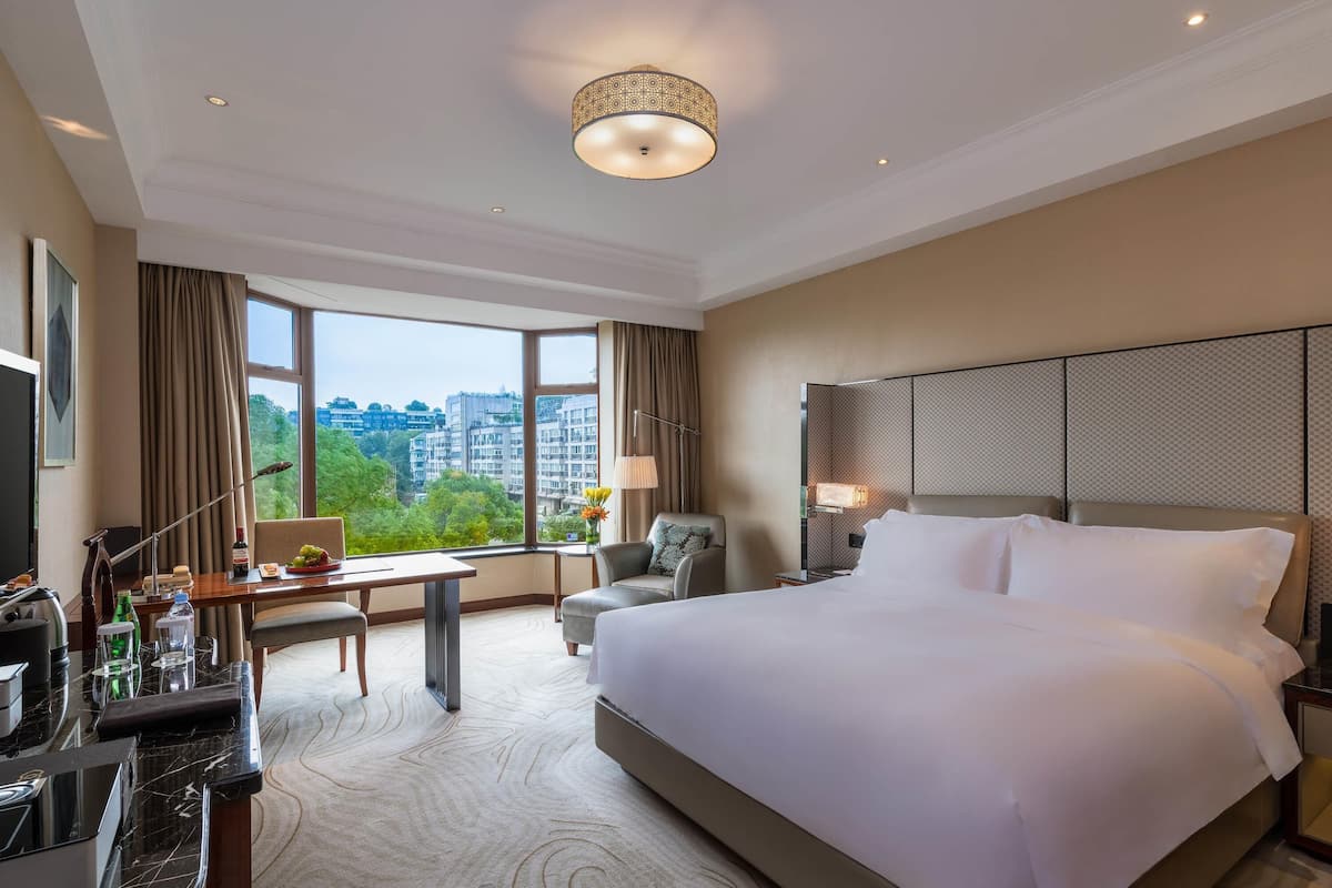 1 bedroom, premium bedding, down duvets, minibar