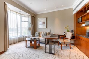 Suite – junior, 1 kingsize-seng | 1 soverom, sengetøy av topp kvalitet, dundyner og minibar