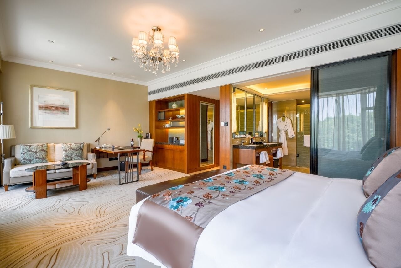 junior suite, 1 king bed | 1 bedroom, premium bedding, down duvets, minibar