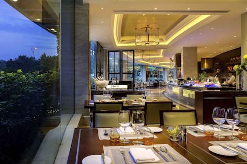3 restaurants, breakfast served