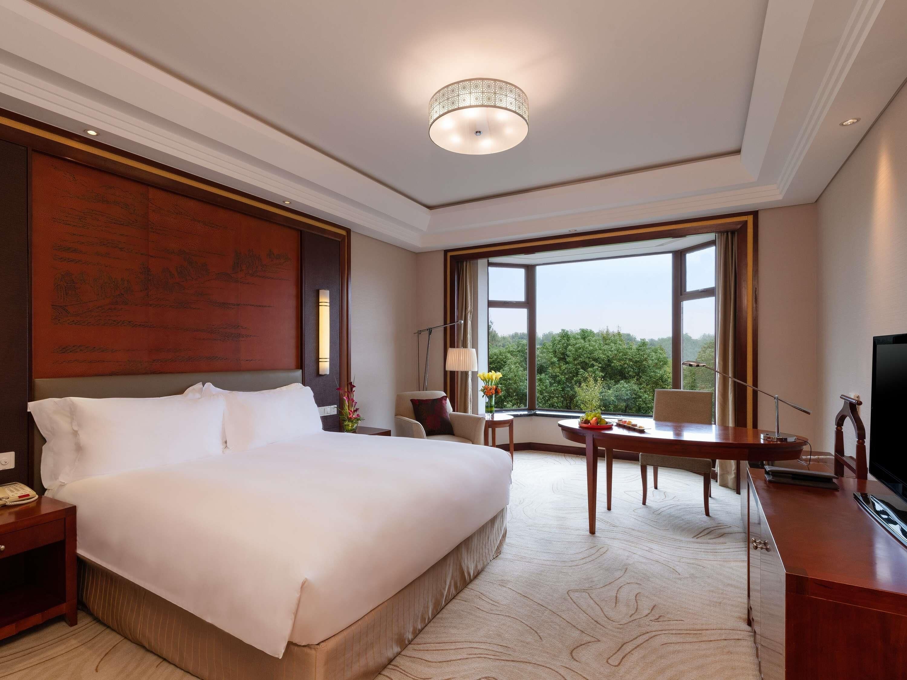 Phòng Superior, 1 giường cỡ king, quang cảnh thành phố | 1 phòng ngủ, bộ đồ giường cao cấp, chăn bông, minibar 