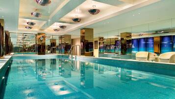 Kolam renang indoor, dengan pengawal renang di properti