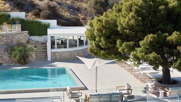 Outdoor pool, pool umbrellas, sun loungers