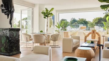 Se sirven desayunos y cocina mediterránea (con vistas al jardín)