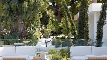 FrĂŒhstĂŒck, Mittagessen, mediterrane KĂŒche, Blick auf den Garten