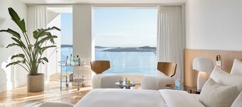 เดอะ ร็อค คลับ, อะ เกรโคเทล โฮเทล ทู ไลฟ์