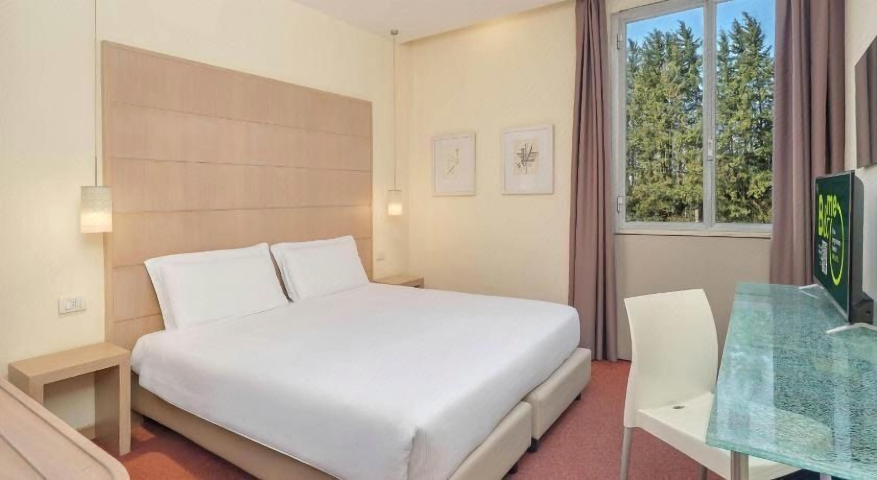 Zimmersafe, Schreibtisch, Verdunkelungsvorhänge, schallisolierte Zimmer