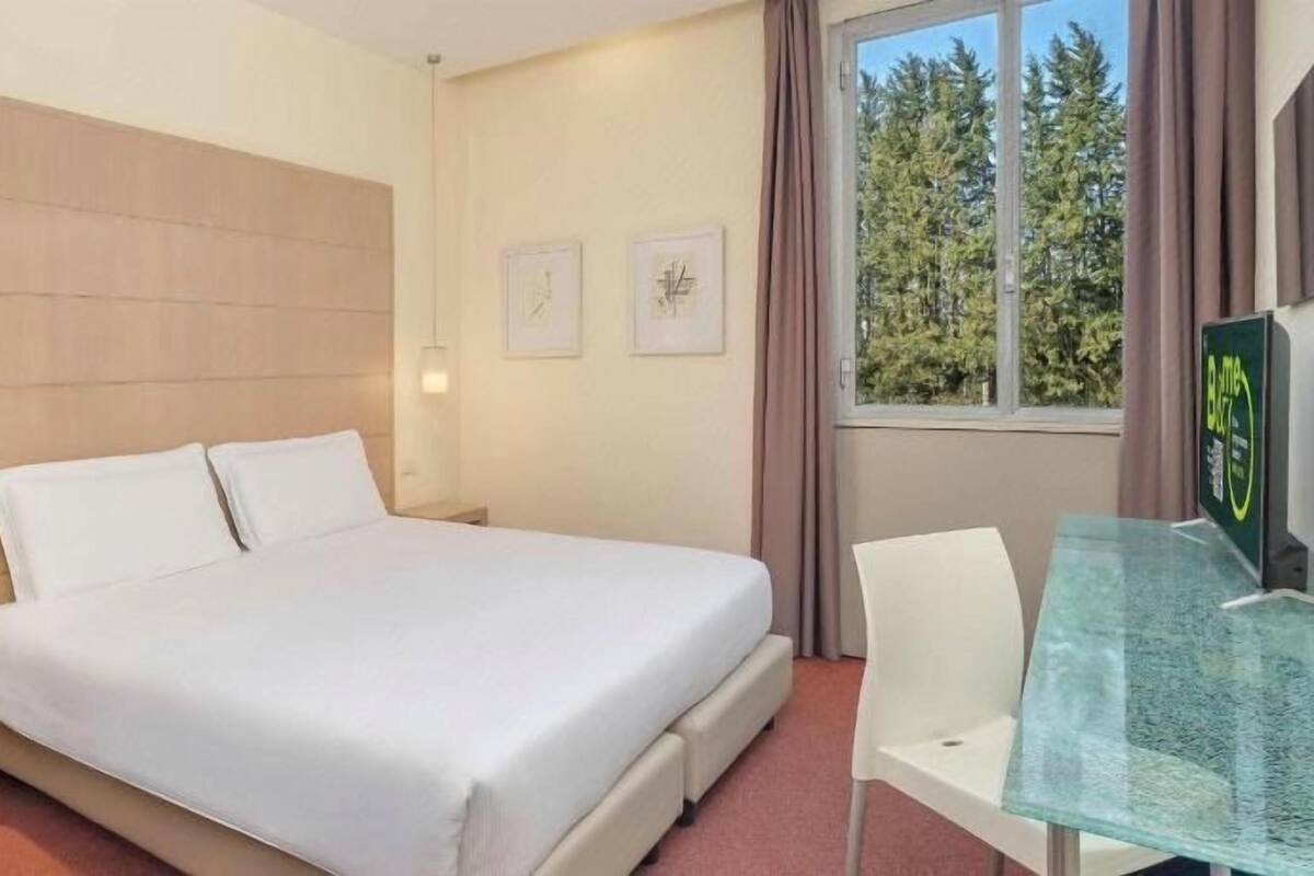 In-room safe, desk, blackout drapes, soundproofing