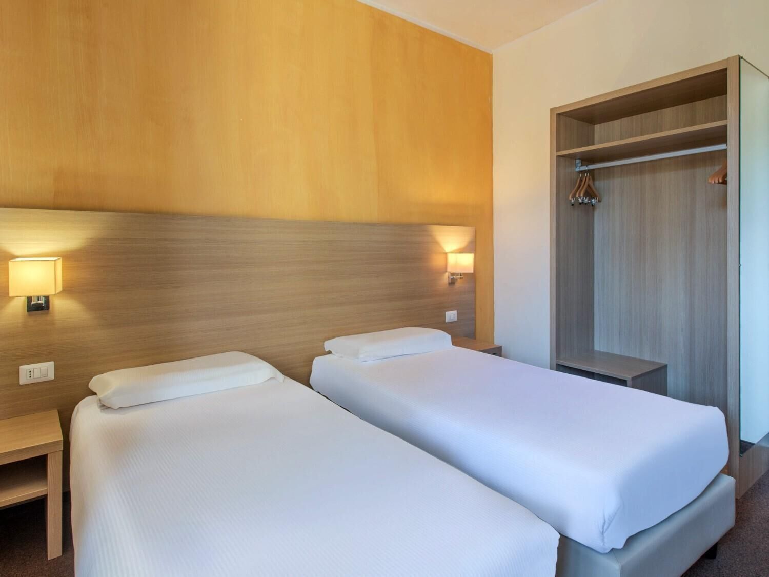 Zimmersafe, Schreibtisch, Verdunkelungsvorhänge, schallisolierte Zimmer