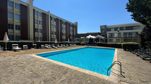 حمّام سباحة خارجي موسمي