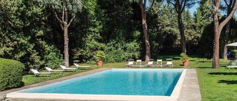 Piscine extérieure en saison