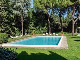 Una piscina al aire libre de temporada
