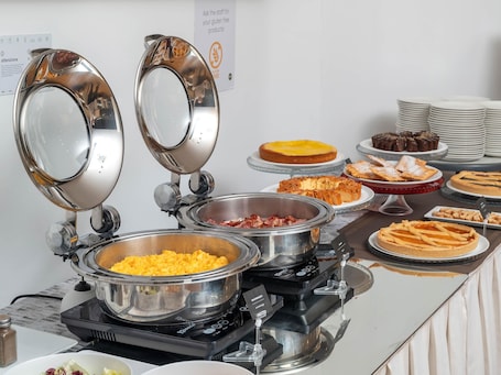 Servizio di pranzo, cena e brunch. B&B HOTEL CALENZANO FIRST