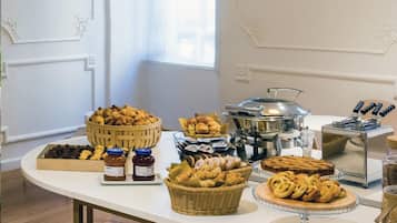 بوفيه فطور يوميًا بتكلفة قدرها (9.50 EUR للشخص)