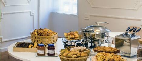 Desayuno buffet diario (EUR 9.50 por persona)