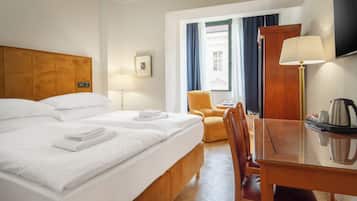 Una cassaforte in camera, tende oscuranti, ferro/asse da stiro