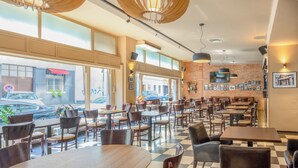 ランチ、ディナーに営業