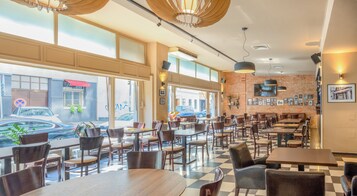 供应午餐和晚餐，地中海菜