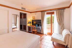 Minibar, in-room safe, desk, cribs/infant beds - Hotel Palumbalza Porto Rotondo (Olbia)