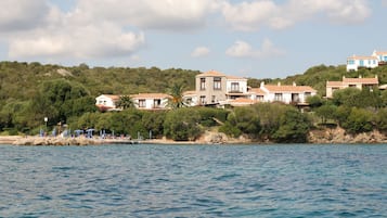 Plage privée, sable blanc, chaises longues, parasols