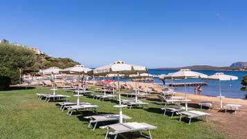 Privatstrand, weißer Sandstrand, Liegestühle, Sonnenschirme