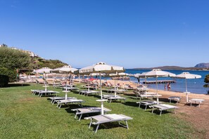 Private beach, white sand, sun-loungers, beach umbrellas - Hotel Palumbalza Porto Rotondo (Olbia)