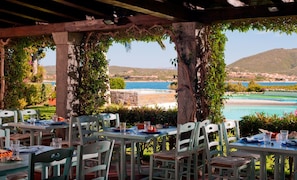2 restaurants, breakfast served
