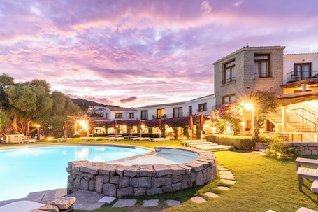 Piscine extérieure, parasols de plage. Hotel Palumbalza Porto Rotondo
